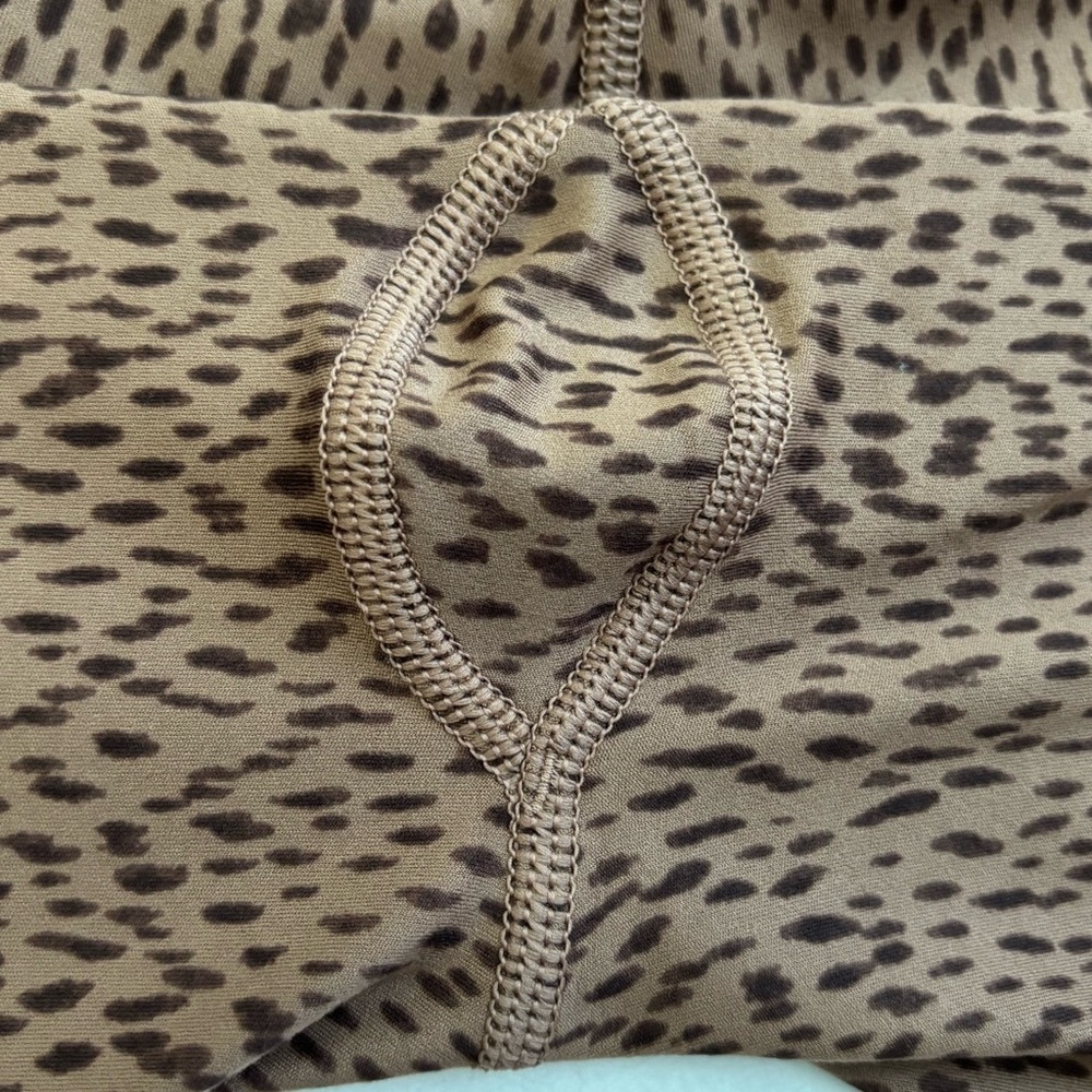 Athleta Salutation Stash Pocket 7/8 Tights Leggings Shanti Animal Beige Large - Picture 5 of 13